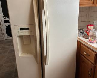 Side by Side refrigerator in" showroom" condition