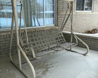 nice outdoor swing, has lovely cushions 