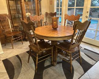 Beautiful, oak  dining table with leaf and six chairs. 