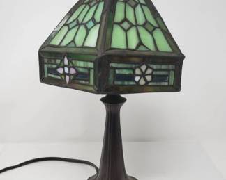 Arts & Crafts-style slag glass table lamp