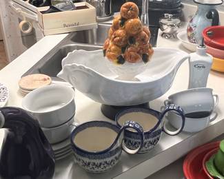 Assorted kitchen dishes