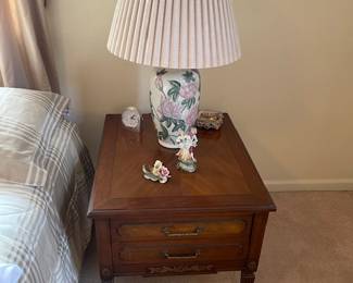 End table, pretty lamp