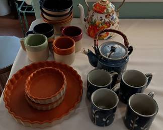 Western stoneware mugs, bowls 