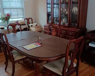 Queen Ann style Oval Dining table with pads , leaf and  six chairs 