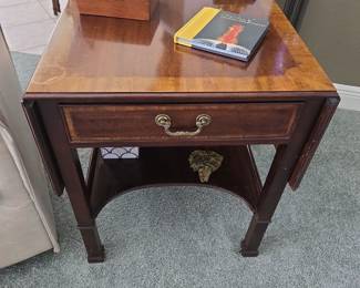 41 L 27 W 26 H fully extended 
22 L collapsed