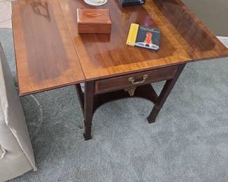 41 L 27 W 26 H fully extended 
22 L collapsed