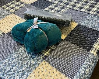 EFF121 Bedding And Closet Items 