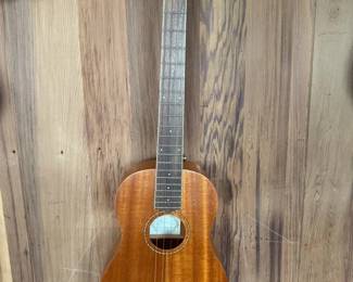 EFF032 Kmise Ukulele with Wall Mount