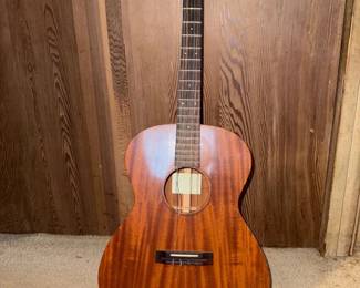 EFF062 Pono Ukulele with Ground Stand