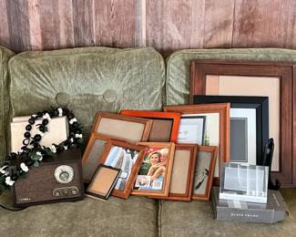 EFF172 Living Room Finds! Picture Frames And Victrola Radio