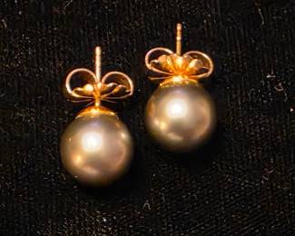 One set of several sets of pearl earrings in 14K 