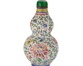 1045
A Chinese enameled metal double gourd snuff bottle
Qing Dynasty (1644-1912)
Bearing a reign mark for Qianlong Period (1736-1795)
With filigree and floral motifs
2.875" H x 1.5" Dia.
Estimate: $700 - $900