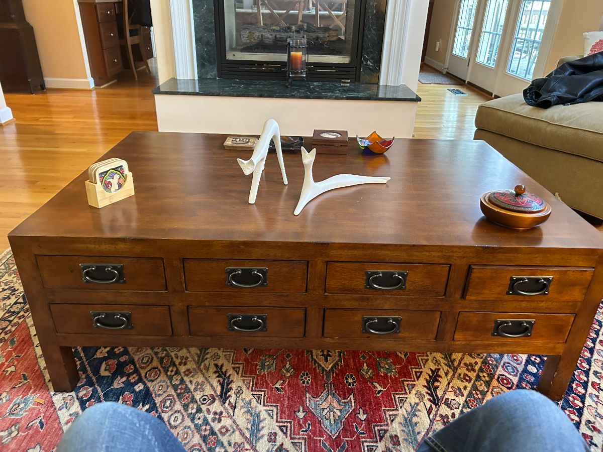 STYLISH COFFEE TABLE.