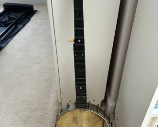 ANTIQUE BANJO.
