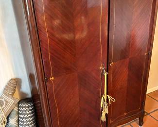 Modern Wood Armoire / Bar Cabinet – Excellent Condition
Description:
Beautiful modern armoire-style cabinet in a rich wood finish. Designed for versatile use as a bar cabinet, dining storage, or entry armoire. Features double doors with refined detailing and spacious interior shelving. Excellent condition, clean lines, and timeless style that works in both classic and contemporary interiors. Perfect for entertaining or elegant everyday storage.
$800