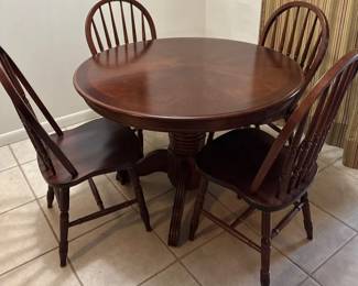Dining Pedestal Table With 4 Spindle Chairs