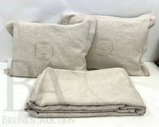 QUEEN BEDSPREAD & PILLOWS