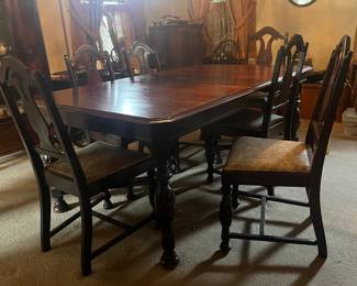 Dining room table with 6 chairs 