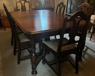 Dining Room table with chairs -sits 6 people