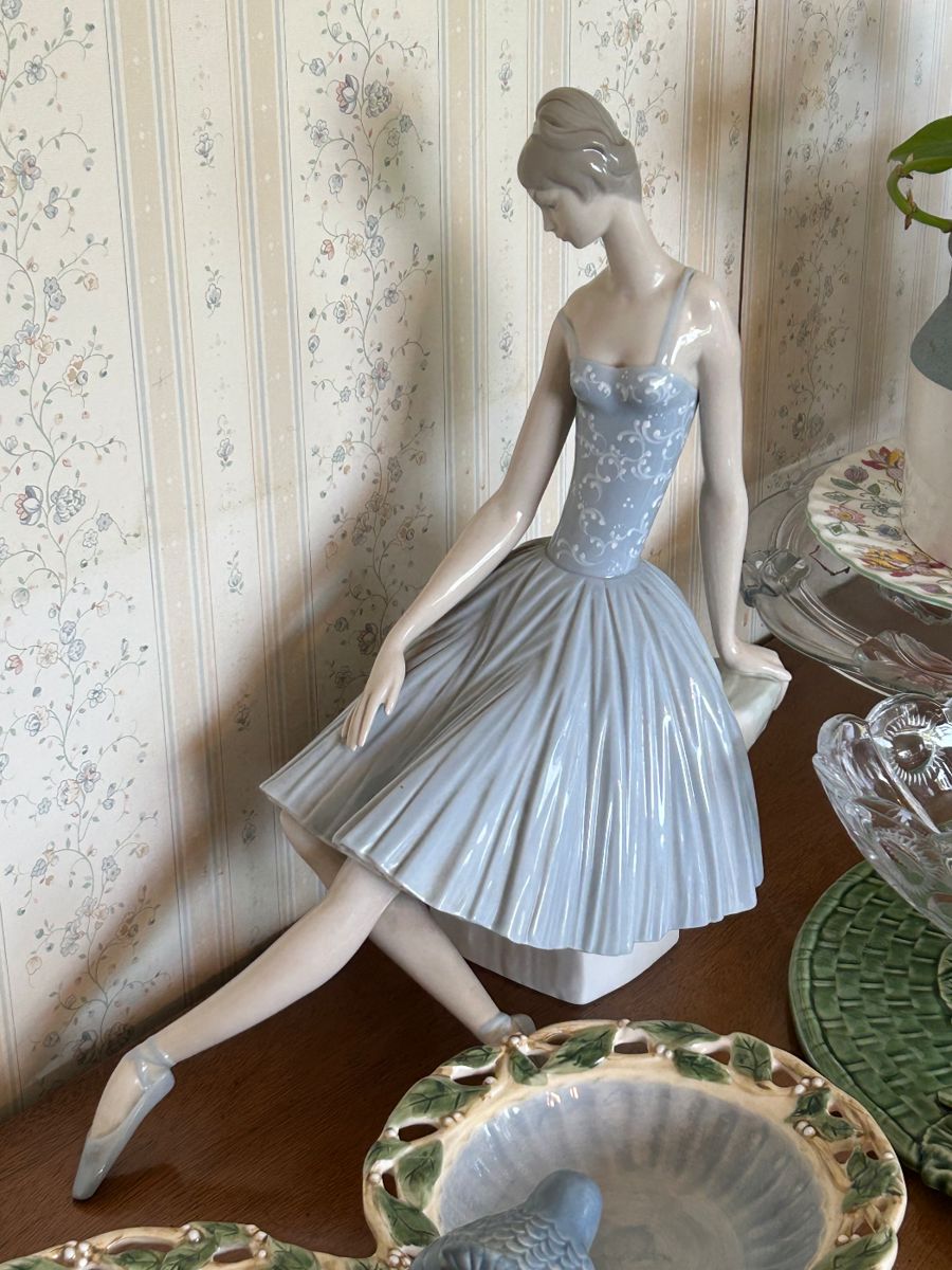 Gorgeous Lladro statuary. 