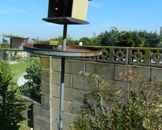 Elevated bird feeder