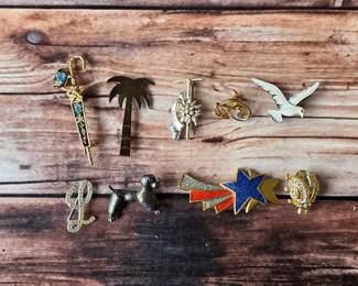 Jewelry and vintage jewelry / Brooches and pins