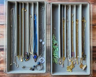 Jewelry and vintage jewelry / Necklaces