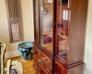 Thomasville china hutch