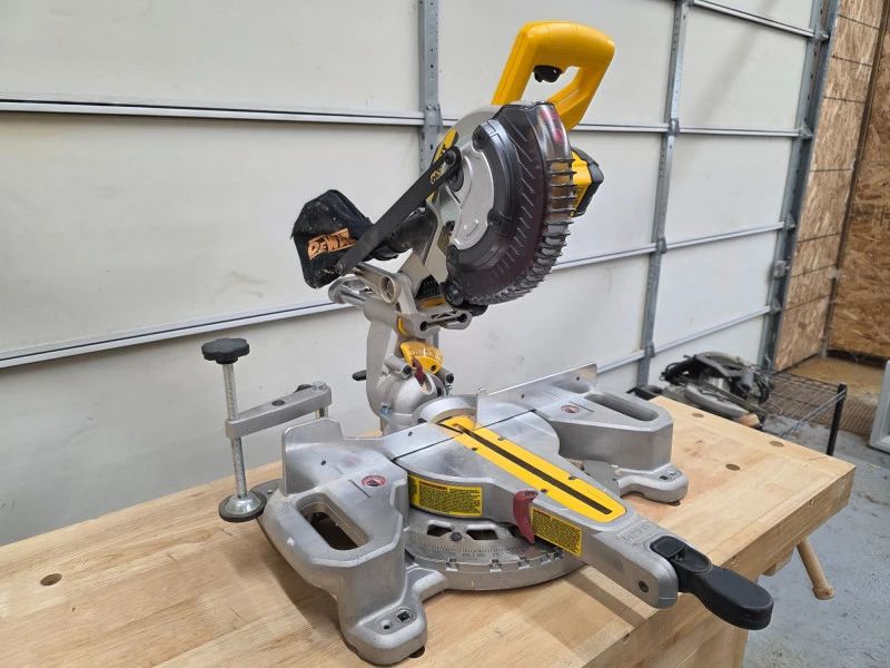 1 DeWalt20VMAX725CordlessSingleBevelSlidingCompoundMiterSaw