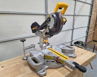 1 DeWalt20VMAX725CordlessSingleBevelSlidingCompoundMiterSaw