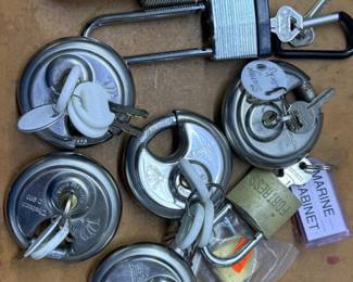 185 8ShackleandRoundPadlocksWithKeys