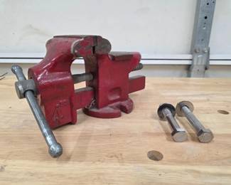 120 VintageRed4BenchVise