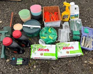 167 GardenSuppliesWithBlackDeckerHedgeTrimmer