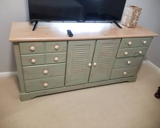 Dresser matchs queen bed