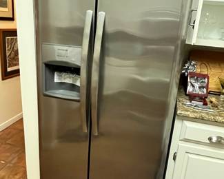 GREAT FRIGIDAIRE STAINESS FRIDGE