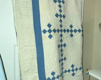 VINTAGE BLUE & WHITE QUILT