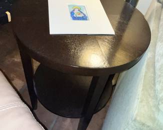 ROUND END TABLE