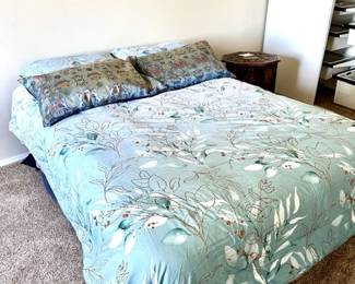 Full Size Mattress w/Bedding