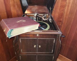 Antique Circa 1900's....Victorla by Victor Talking Machine Company. Looks in great shape.  78 rpm Records too! 