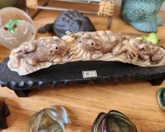 Frogs and more frogs-Japanese carving 'Netsuke' art. 