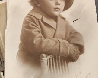 Vintage Photos. This one is exaceptional....something so interesting about it! 