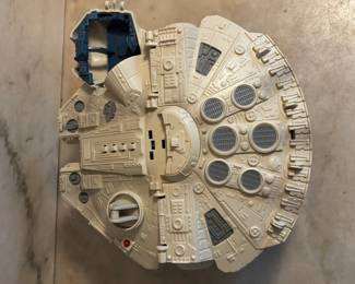 Star Wars Millennium Falcon Ship 2001