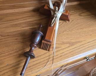 This finial goes on the king four poster bed ….had to take off because of a ceiling fan