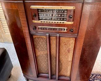 Antique GE console cabinet RADIO
