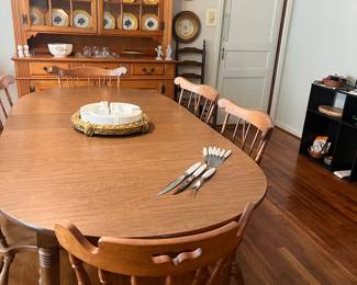 Oval table/chairs
