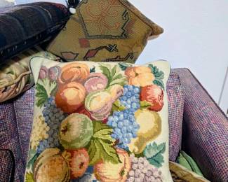 Many throw pillows keft