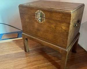 Lot 186  Drexel Heritage Furnishings Oak Storage Chest, Circa 1960s