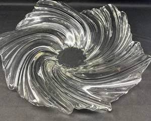 Lot 114  Vintage Art Glass Swirl Pattern Centerpiece Bowl