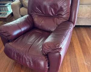 Lot 199  Lane Furniture Leather Swiveling Rocking Recliner Chair
