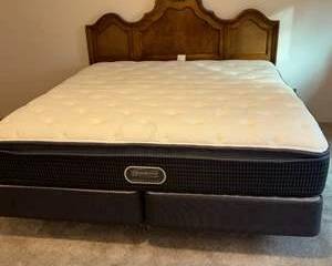 Lot 322  Beautyrest Silver Golden Gate Plush California King Mattress Set